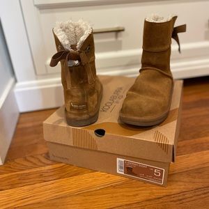 Women’s size 5 uggs with bow in the back